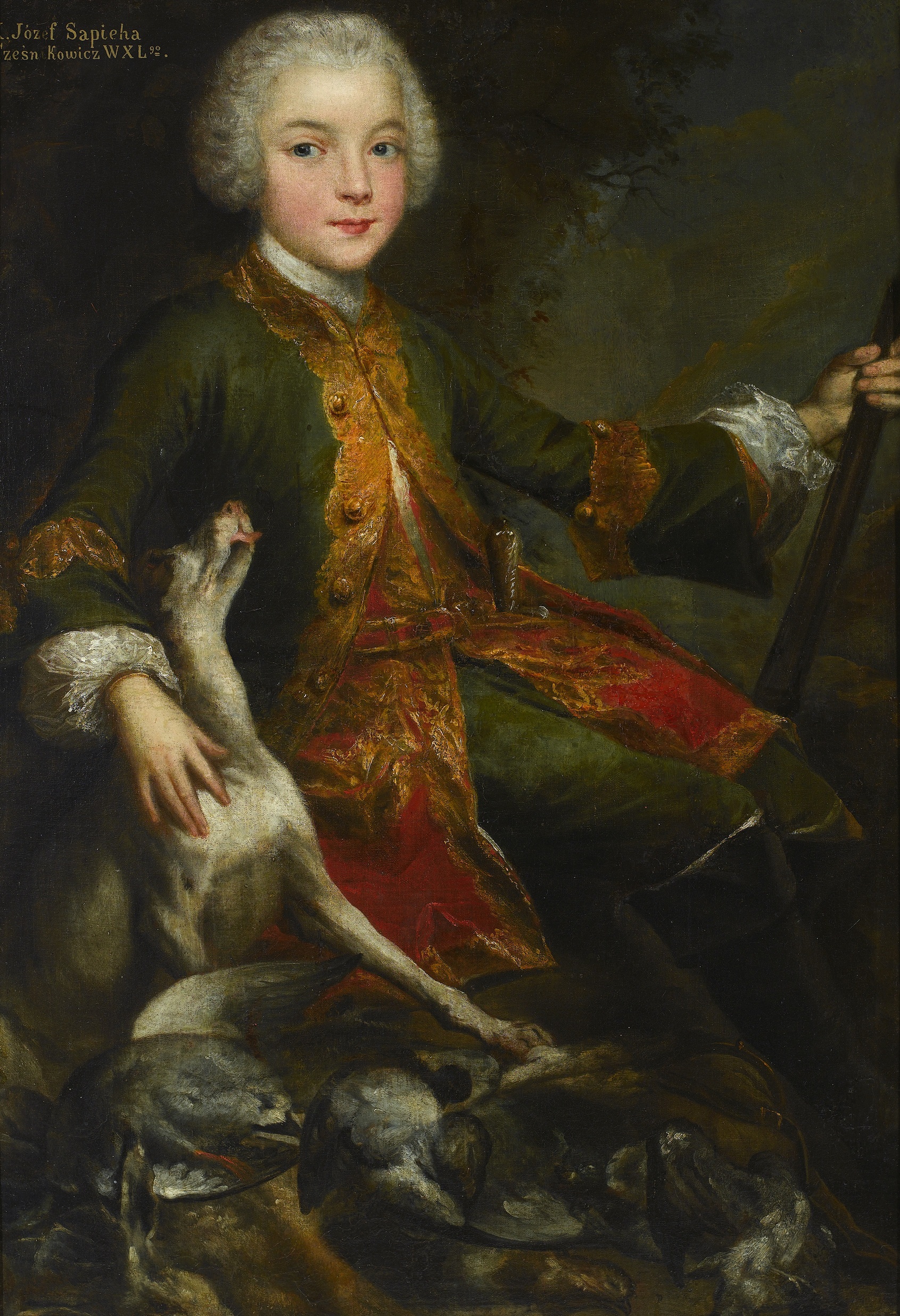 Portret chłopca z psem. Siedzi na tle pejzażu. Prawą ręką obejmuje psa, w lewej ręce trzyma kij. Ubrany w historyczny strój. Jest to portret Józefa Stanisława Sapiehy.