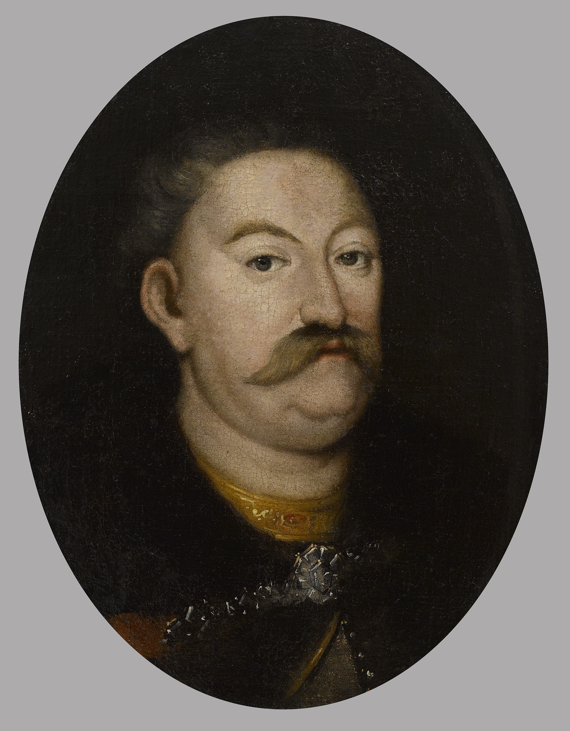 Portret przedstawia Jana III. Monarcha, będący w starszym wieku, ma wysoko podgoloną czuprynę i siwiejące, wydatne wąsy. Odziany jest w delię z ciemnym kołnierzem, spiętym dekoracyjną zaponą, bogato inkrustowaną, pod którą widoczny fragment złotorudego żupana.